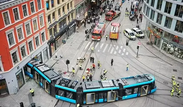 Raylardan çıkan tramvay Apple mağazasına daldı: 4 yaralı