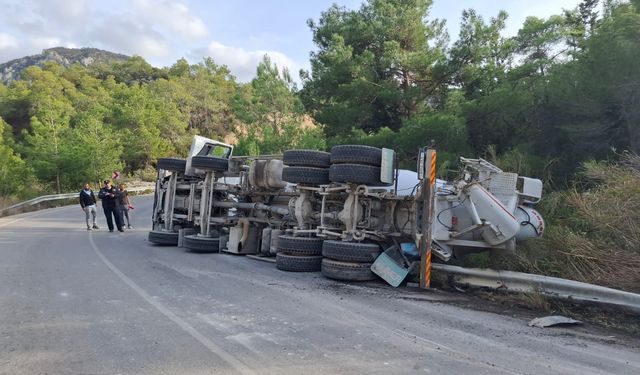 Tatlısu-Geçitkale ana yolunda beton mikseri devrildi, yaralanan olmadı