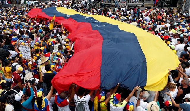 Venezuela'da iktidar partisi destekçileri yürüyüş düzenledi