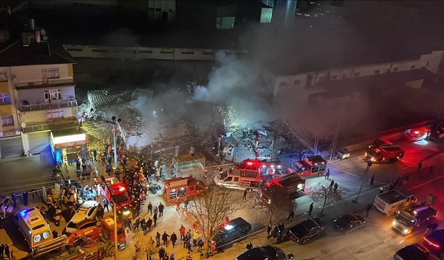 Konya'da 3 katlı bina çöktü... 2 kişi öldü, 3 kişi enkazdan sağ çıkarıldı