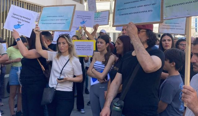 Kimliksizler Derneği’nden Güney Lefkoşa’da Toplu Vatandaşlık Başvurusu Eylemi