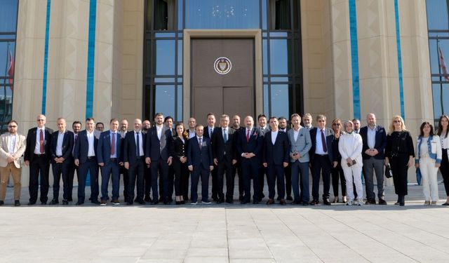 Cumhurbaşkanı Tufan Erhürman, Tüm Üst Yöneticiler Derneği Başkanı Haldun Pak ve beraberindeki heyeti kabul etti.