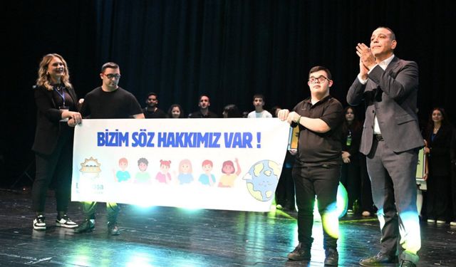 Akdeniz Karpaz Üniversitesi öğrencileri, 9. Engelsiz Sanat Gecesi’nde Perde arkasında aktif rol üstlendi