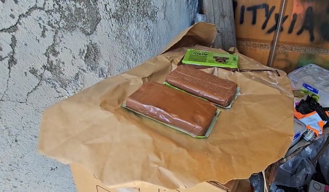 Rum polisi 200 kilodan fazla uyuşturucu, silah ve patlayıcı ele geçirdi, iki kişi tutuklandı