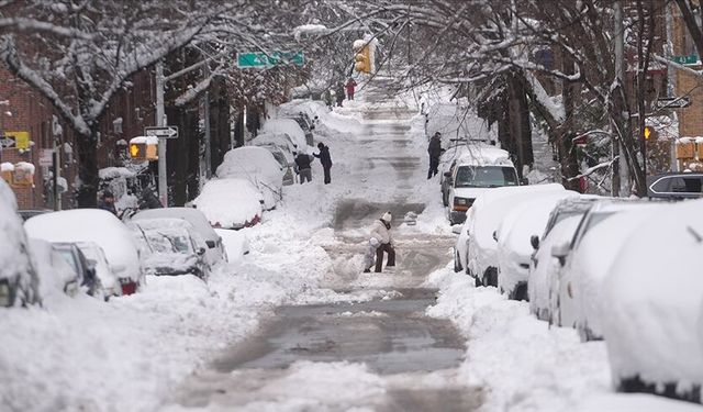 ABD'deki kar fırtınası hayatı durma noktasına getirdi