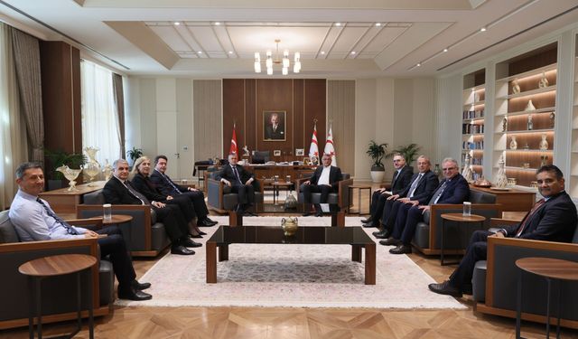 Cumhurbaşkanı Tufan Erhürman, Bankalar Birliği Başkanı  Olgun Önal ve yönetim kurulu üyelerini kabul ederek görüştü