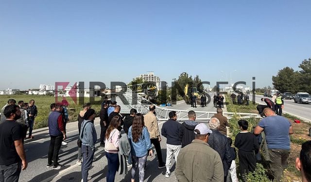 Gazimağusa-Lefkoşa yolunda kaza: Kamyon devrildi, yol trafiğe kapandı
