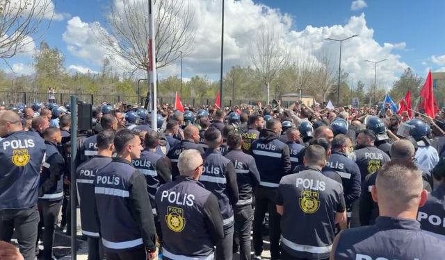 Meclis önünde tansiyon yükseldi: Barikatlar kırıldı, güvenlik alarmda