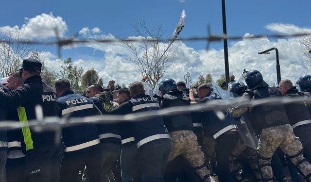 Meclis önünde kritik anlar: Eylemciler güvenlik önlemlerini aştı