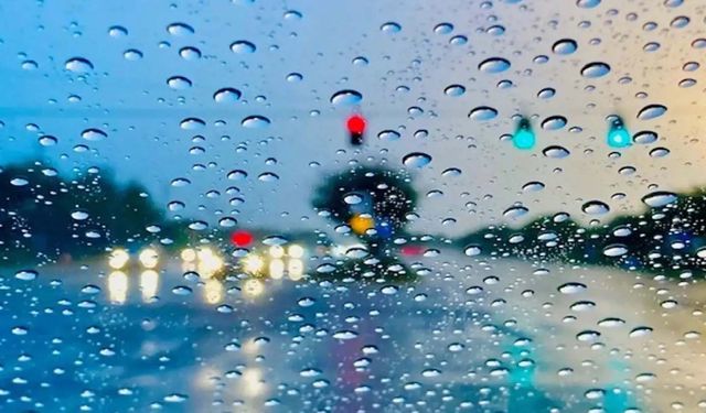 Lefkoşa-Gazimağusa ana yolu üzerinde sağanak yağmur var, görüş mesafesi azaldı