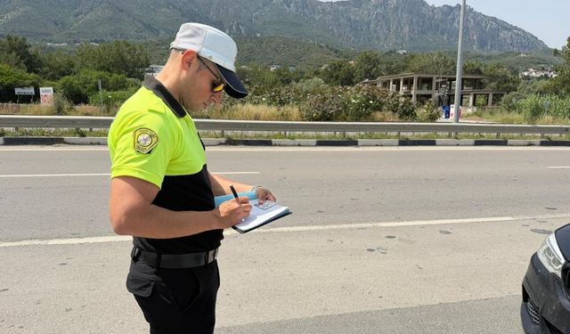 Trafik denetimleri: 327 sürücü rapor, 47 araç trafikten men edildi, iki sürücü tutuklandı