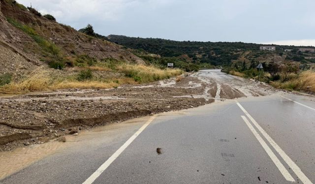 Sürücülere uyarı: Mersinlik - Kaplıca arası yola çamur ve taş aktı
