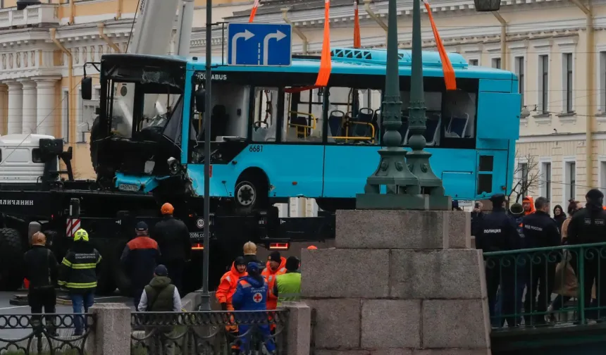 St.Petersburg'da otobüsün nehre düşmesi sonucu yedi kişi öldü | Video |