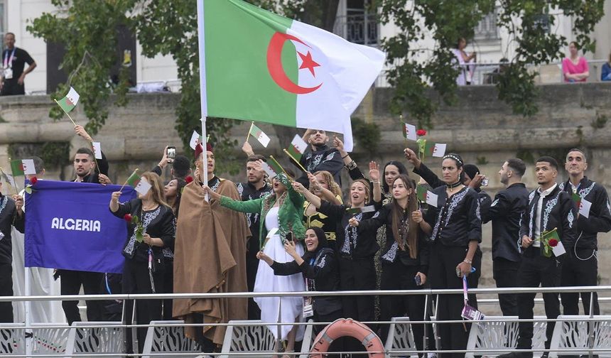 Olimpiyat açılışında Cezayir kafilesi, Paris’te katledilen Cezayirlileri Sen Nehri'ne gül atarak andı