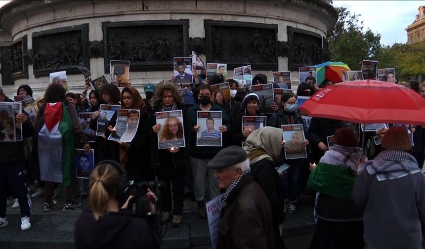 Paris'te Filistin destekçisi kadın hakları savunucuları İsrail'e silah ambargosu uygulanması için yürüdü