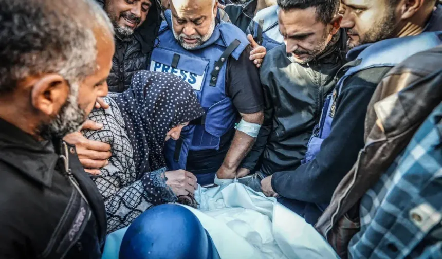 Reuters ve AP Gazze'de gazetecilerin öldürülmesinden dolayı öfkeli olduklarını açıkladı