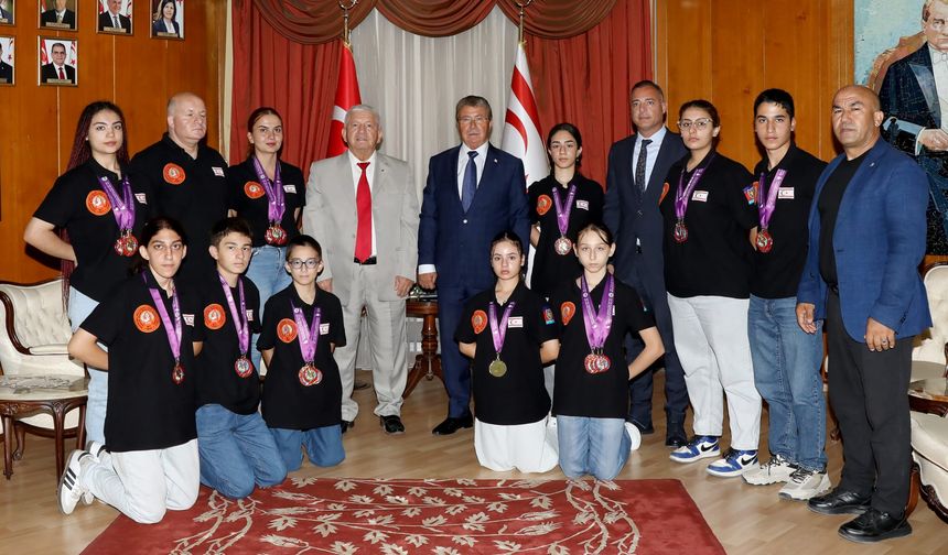 BAŞBAKAN ÜNAL ÜSTEL, KKTC TAEKWONDO MİLLİ TAKIMINI KABUL ETTİ