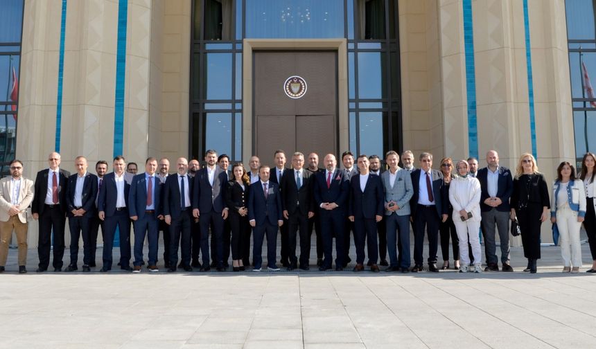Cumhurbaşkanı Tufan Erhürman, Tüm Üst Yöneticiler Derneği Başkanı Haldun Pak ve beraberindeki heyeti kabul etti.
