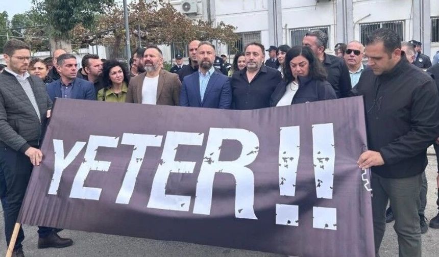 Kamuda yetkili 5 sendika Maliye Bakanlığı'nda eyleme gitti: "Game Over" istifa edin