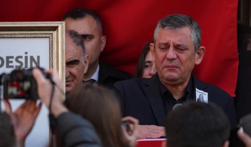 “Hikaye burada bitti” dedi, konuşmakta zorlandı: Özel’den Durbay’a duygusal veda