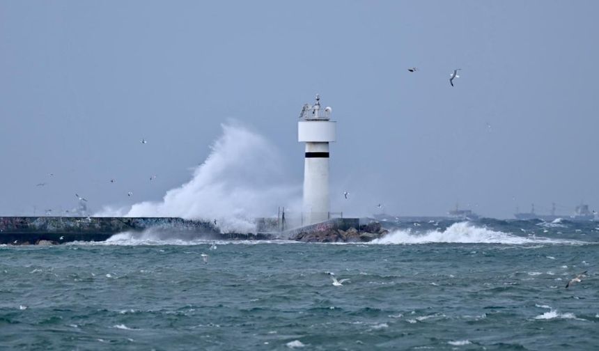 İstanbul'da fırtına etkisini sürdürüyor