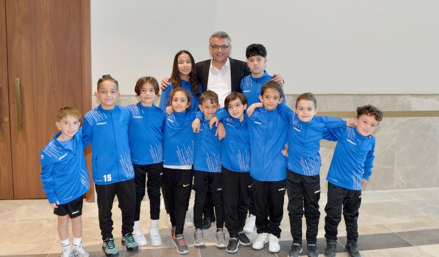 Cumhurbaşkanı Erhürman Perçinci Futbol Okulu’ndan sporcu, yönetici ve aileleri kabul etti