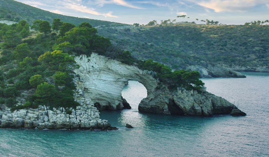 Sevgililer Günü'ne denk geldi: İtalya’da yüzlerce yıllık “Aşıklar Kemeri” fırtınada yıkıldı