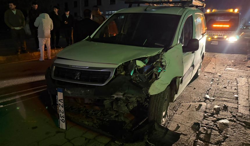 Lefkoşa’da alkollü sürücü park halindeki araca çarptı