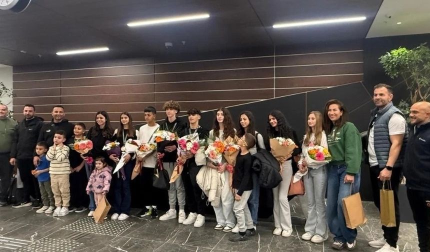 KKTC atletizm milli takımı, Bursa başarılarıyla Ercan Havalimanı’nda coşkuyla karşılandı