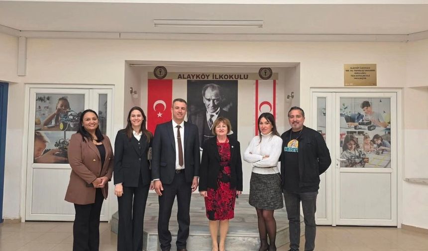 Alayköy İlkokulu Müdürü Özden Ünbay, okulun ihtiyaçlarının karşılanmasına verdiği katkıdan dolayı Merit Otellerine teşek