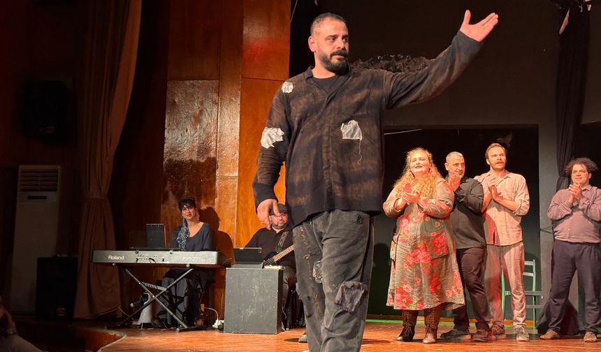 Kıbrıs Türk Devlet Tiyatroları "Kafkas Tebeşir Dairesi" oyununu sahneledi