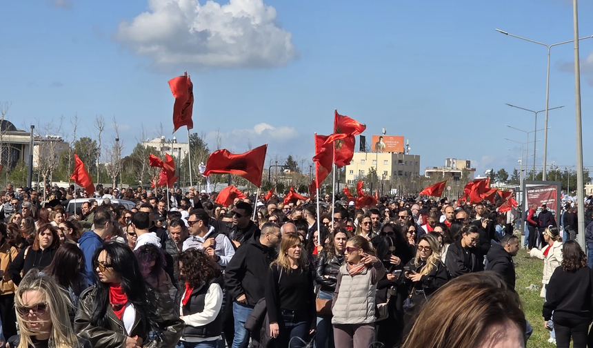 Sendikalar grevde, Meclis önünde yoğun gerginlik