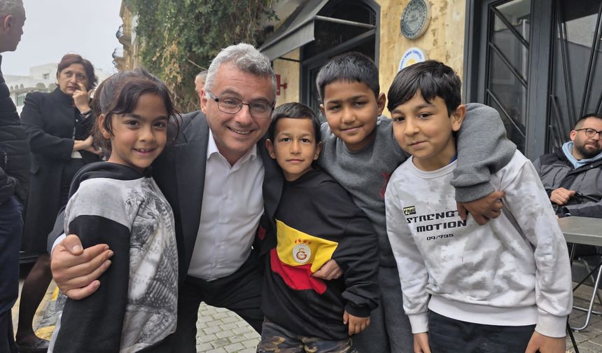 Cumhurbaşkanı Erhürman, Arasta'da yurttaşlarla bayramlaştı