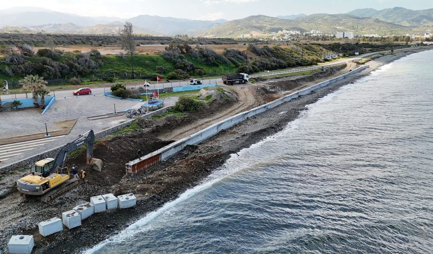 Lefke Belediyesi Gemikonağı Sahili’nde düzenleme çalışmaları sürüyor