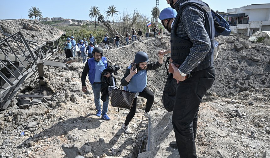 İsrail ordusu Lübnan'ın güneyindeki Kasımiye Köprüsü'nü bir kez daha bombaladı