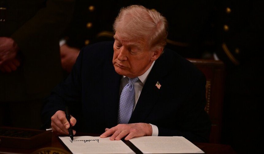 Trump, istihbarata "yetkisiz dinleme" imkanı veren yasadaki maddenin geçerlilik süresinin uzatılmasını onayladı