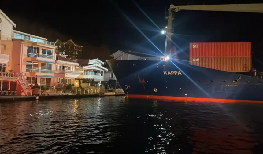 İstanbul Boğazı’nda gemi paniği: Yalıya metreler kala durdu