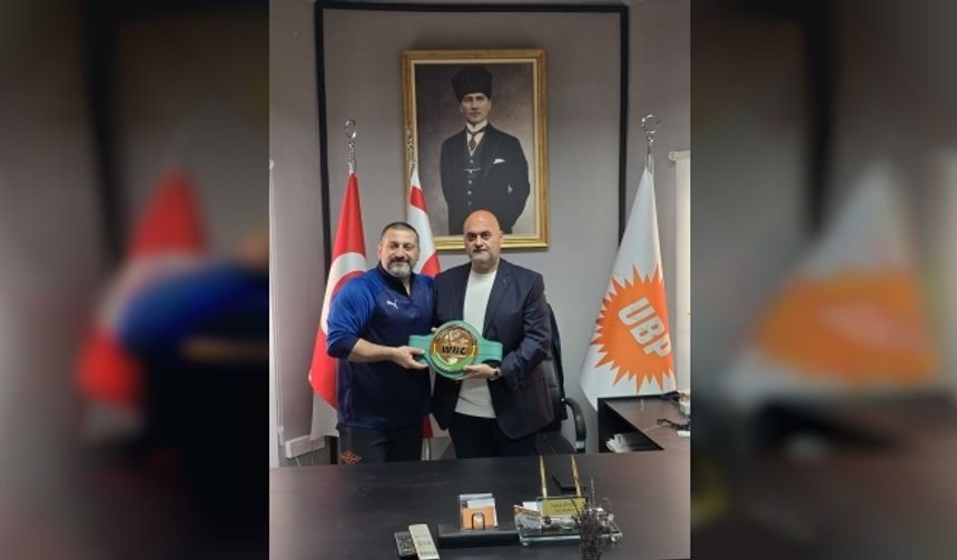 Burak Mataracı, WBC Kemerini Nahit Öncü'ye takdim etti