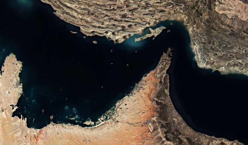 İran bağlantılı tankerler, Hürmüz'de ABD ablukasını aştı