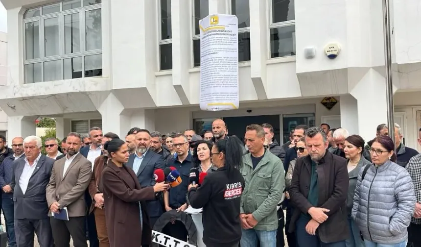 Sendikalardan KTTO Önünde Siyah Çelenkli Protesto: "Çiçek Değil, Adalet İstiyoruz!"