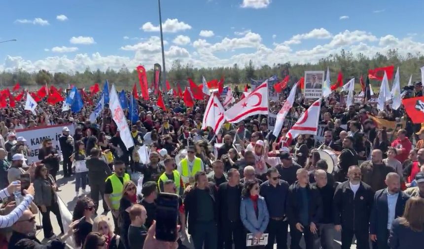 Meclis Önünde Tansiyon Dinmiyor: Süre Doldu, Hükümet Sessiz!