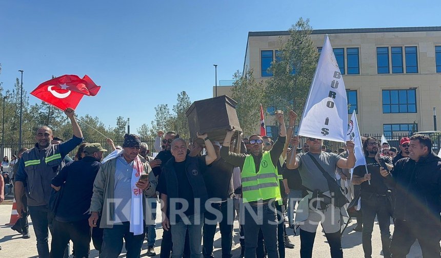 Meclis’te sembolik eylem: Hükümetin tabutu kaldırıldı