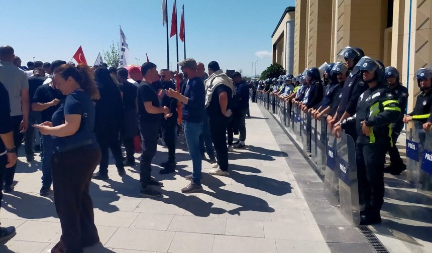 Eylemciler barikatı aştı, polis müdahale etmedi