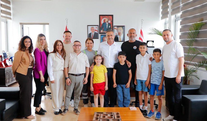 Gazimağusa Belediye Başkanı Uluçay, mahallelerinde çevre temizliği yapan çocuklara teşekkür etti