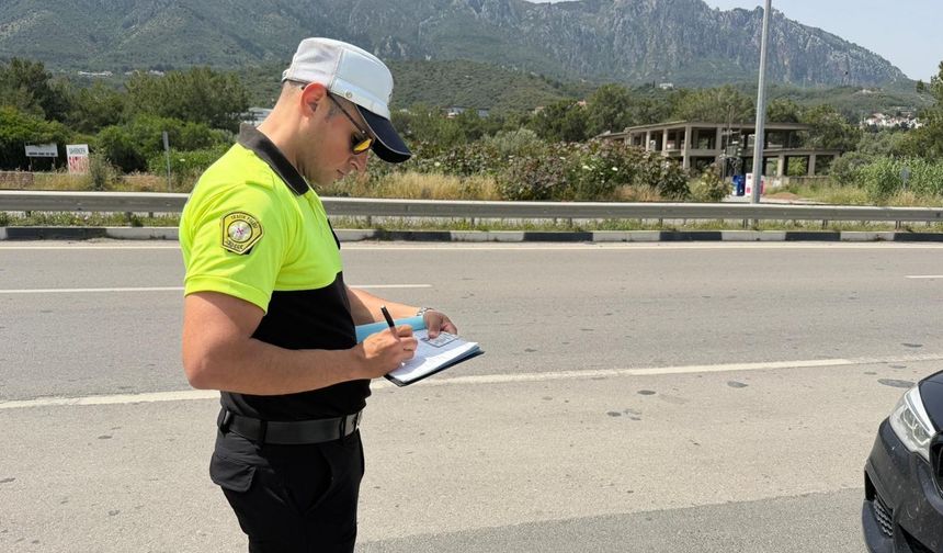 Trafik denetimleri: 327 sürücü rapor, 47 araç trafikten men edildi, iki sürücü tutuklandı