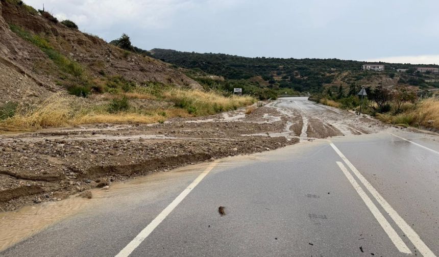 Sürücülere uyarı: Mersinlik - Kaplıca arası yola çamur ve taş aktı