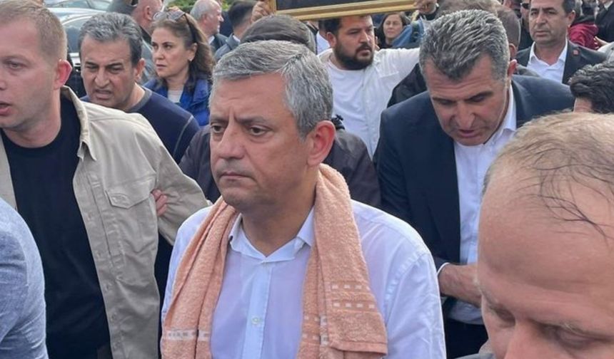 SON DAKİKA | CHP Genel Merkezi’nden ayrılan Özgür Özel, TBMM’ye yürüyor.