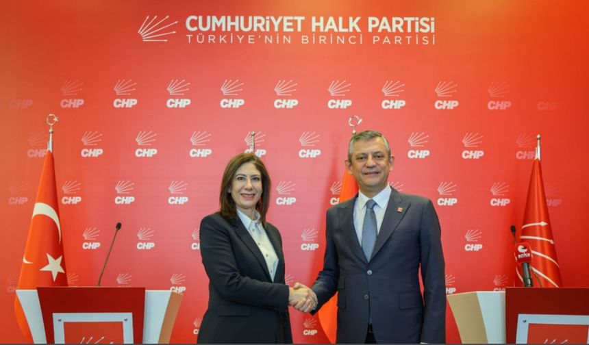 Sıla Usar'dan Özgür Özel'e destek
