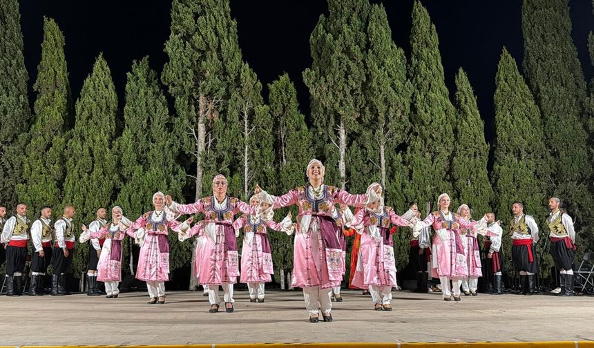 Akademi Sanat Derneği Halk Dansları Topluluğu, İbiza’da festivale katıldı