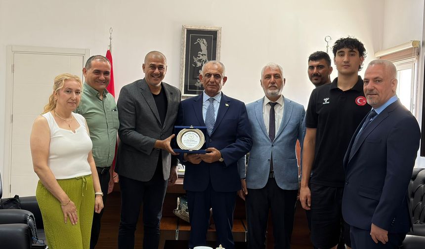 Milli Eğitim Bakanı Çavuşoğlu, Beşiktaş’a transfer olan Akçam’ı kabul etti